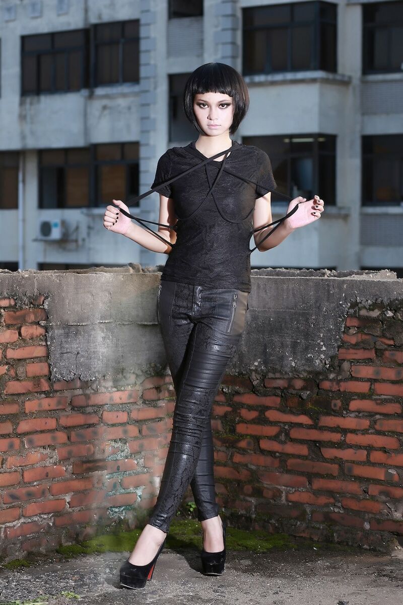 photo n°2 : Legging gothique noir à effet  serpent